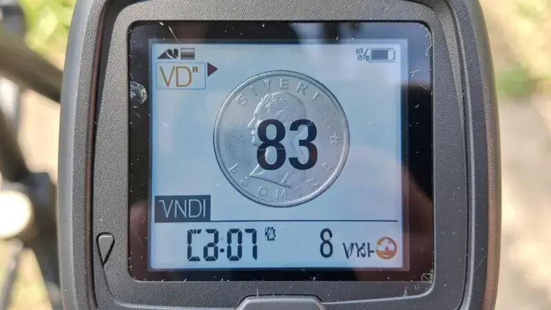 Pantalla de detector de metales mostrando VDI 83 de moneda de plata en modo pinpoint - mejorar precisión detector